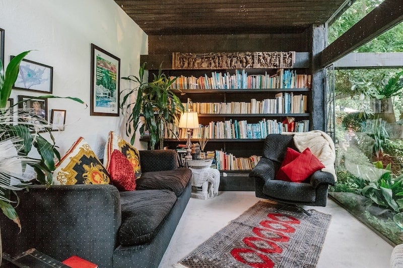 Cosiest Airbnbs With Libraries for Book Lovers