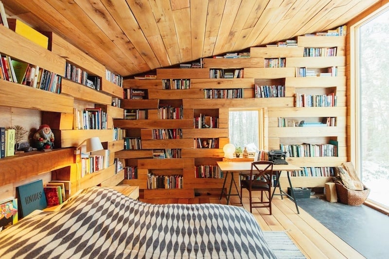 Cosiest Airbnbs With Libraries for Book Lovers