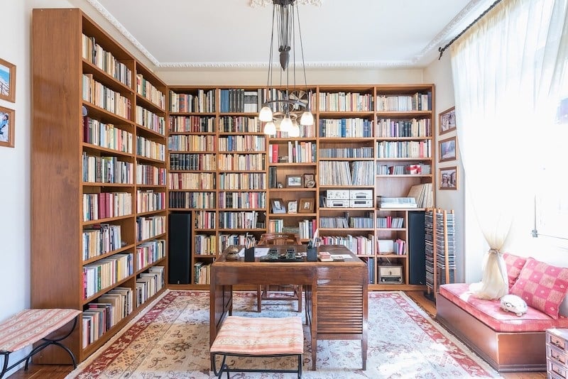 Cosiest Airbnbs With Libraries for Book Lovers