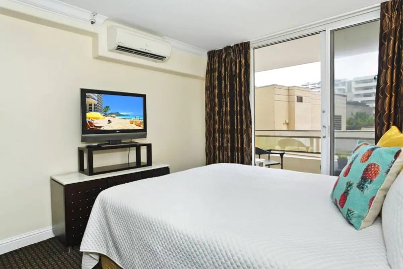 airbnb honolulu bedroom tv