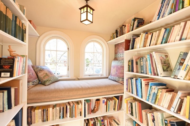 Cosiest Airbnbs With Libraries for Book Lovers