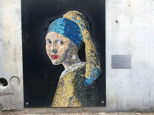 girl with pearl earrings