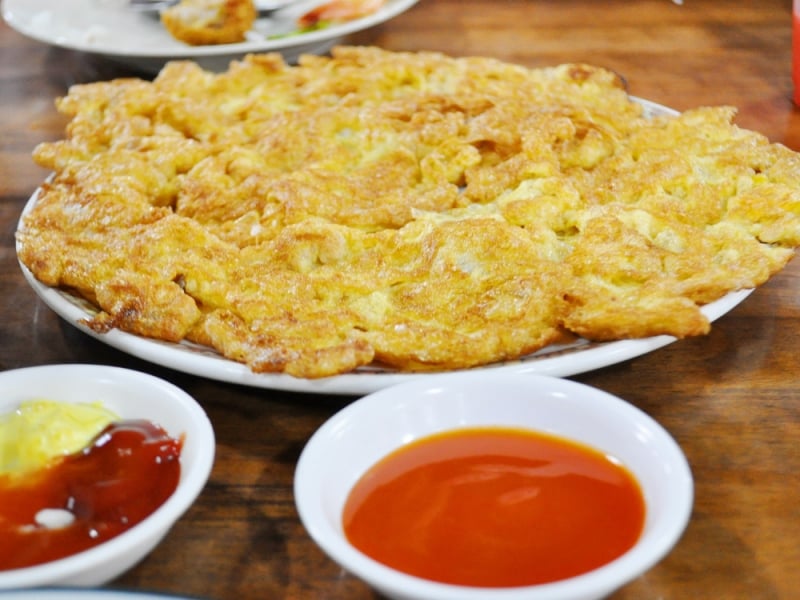 fried thai omelette