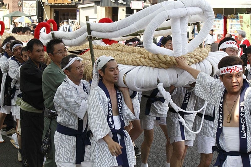 a team in a waraji race