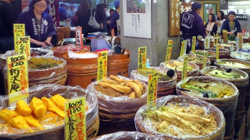 nishiki market kyoto japan