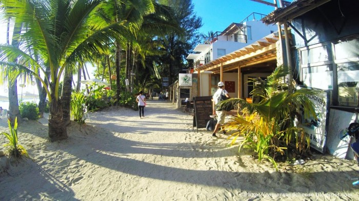 Đi bộ trên bãi cát trắng Boracay