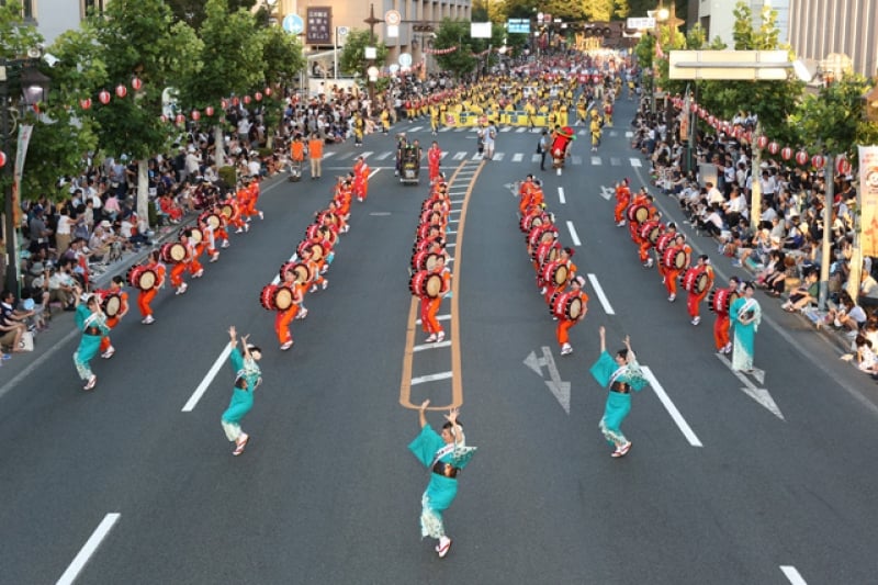 Performers on the road on Morioka Sansa Odori