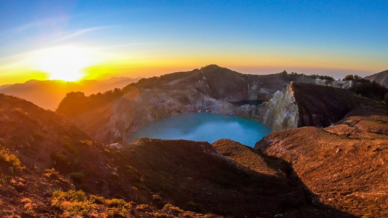 mount kelimutu flores