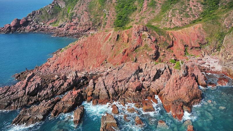 the rocky cliffs on port island in hong kong