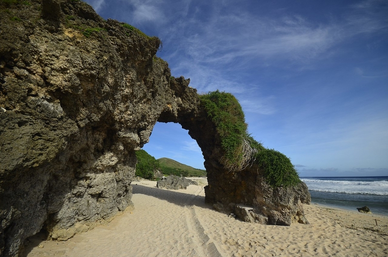 nakabuang arch morong beach