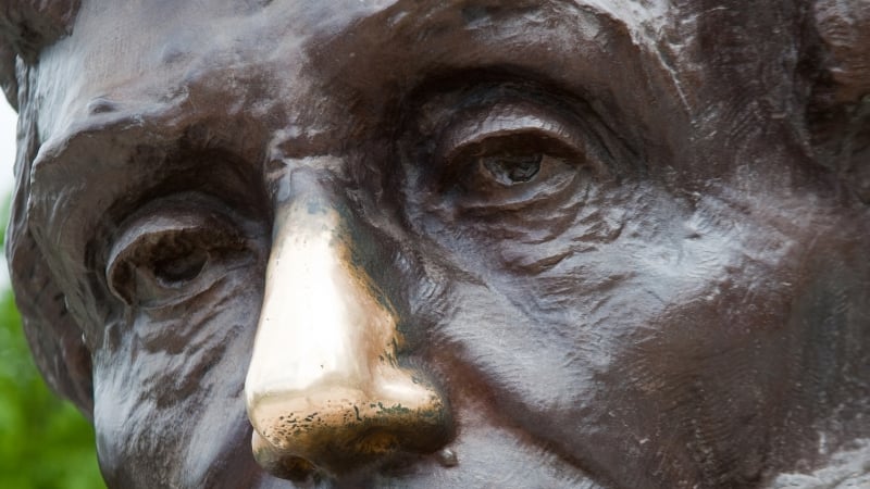 lincoln's nose at lincoln's tomb