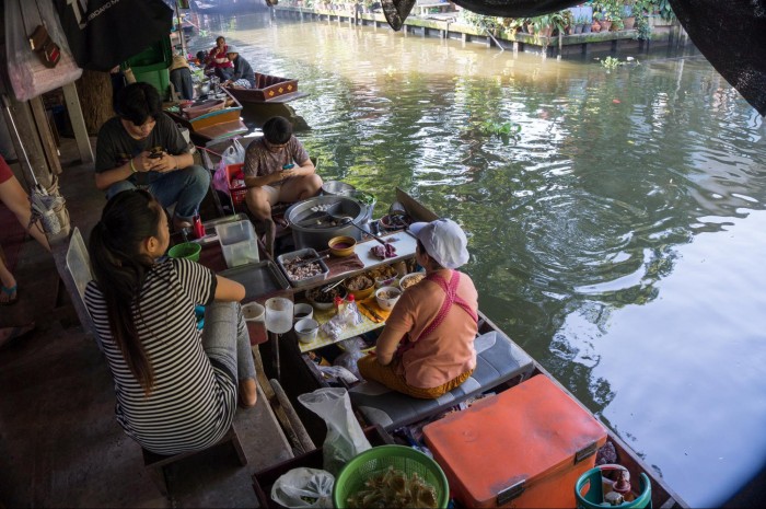 Khong Lat Mayom Floating Market