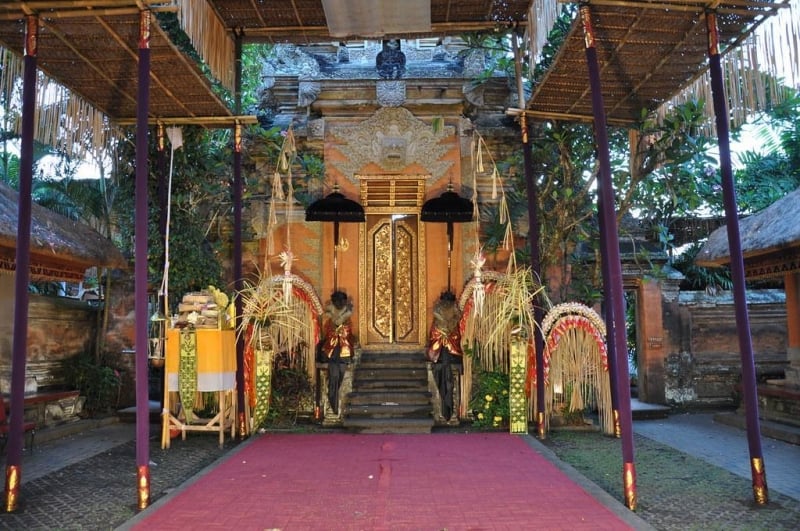 things to do in ubud: puri saren palace