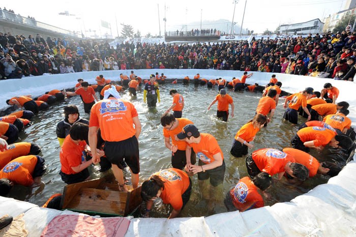 Mountain trout ice festival. Фестиваль горной форели Хвачон. Hwacheon Sancheoneo Ice Festival. Фестиваль ледяной горной форели Южная Корея. Фестиваль горной форели в Южной Корее.