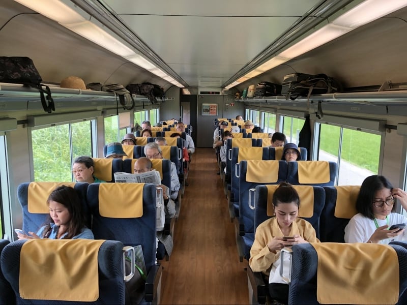 passengers seated in kirakira uetsu