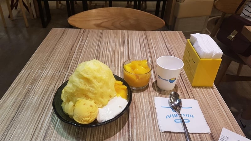 travelling solo on my birthday: mango shaved ice for one