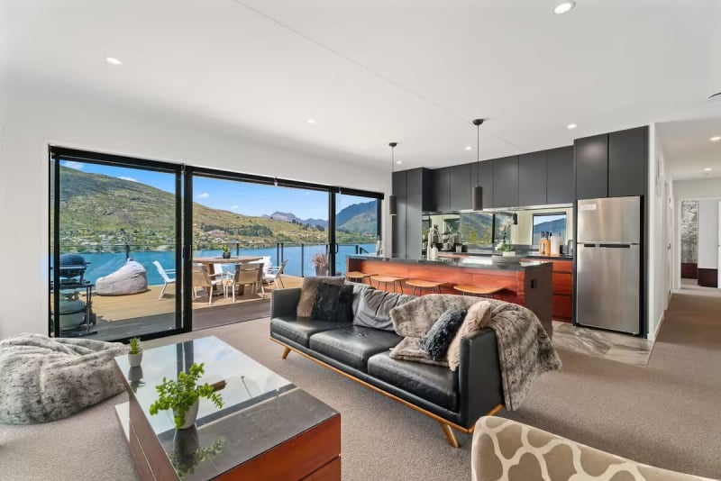 Lakefront Airbnbs in Queenstown