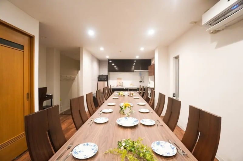 airbnb tokyo dining table