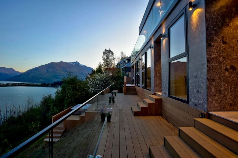 Lakefront Airbnbs in Queenstown with spa