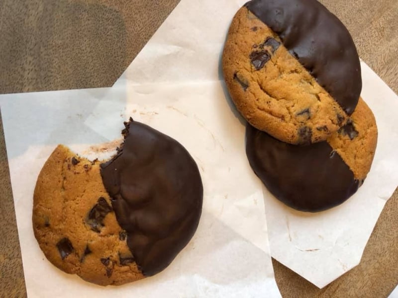 Best cookies in Manila: Purple Oven's chocolate-dipped cookie