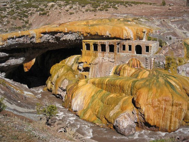 Puente del Inca: An Otherworldly Refuge For Hikers