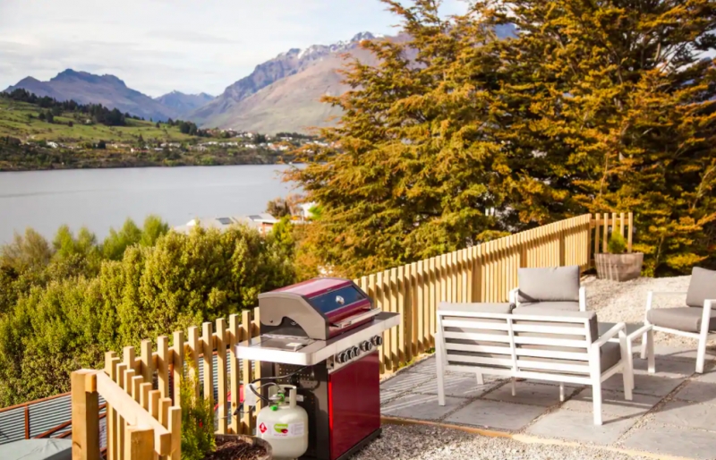 airbnb outdoor deck queenstown