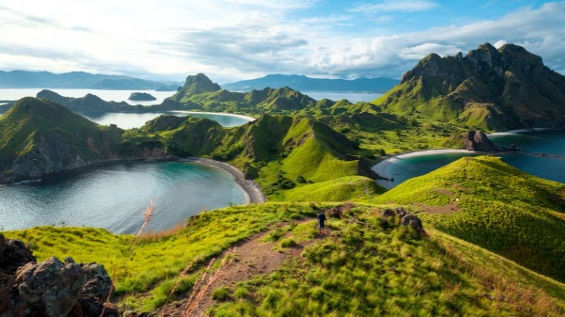 padar island komodo indonesia