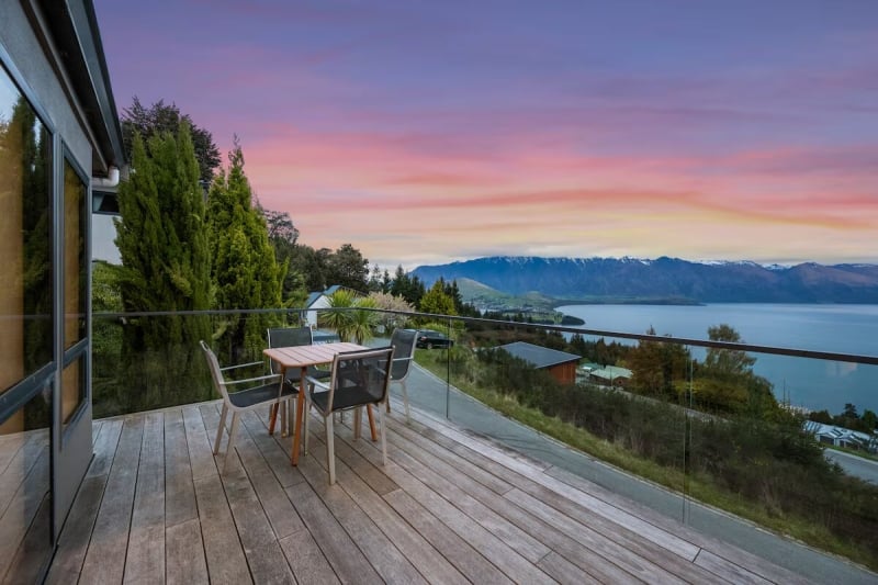 Lakefront Airbnbs in Queenstown with pretty views