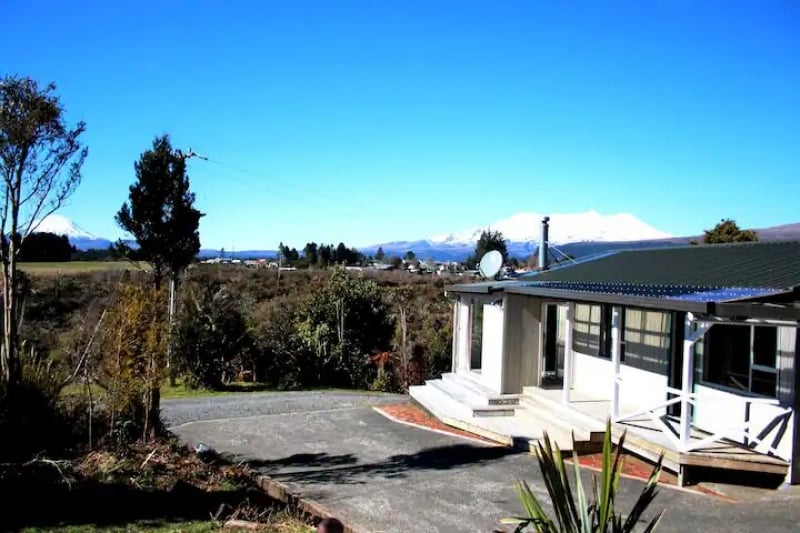 Airbnbs in New Zealand to See Alpine Wildflowers 