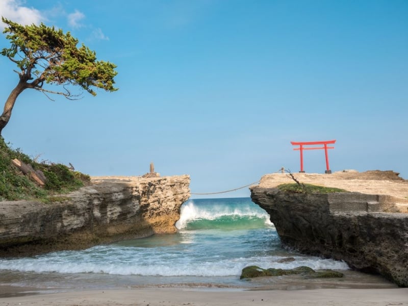 shirahama beach, rocks, torii, sea