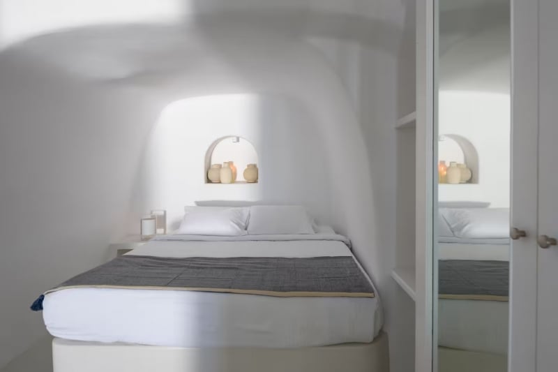 Cave Airbnb Oia Santorini 