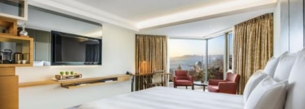 Book Online with Visa and Enjoy Complimentary Breakfast for 2 in Swissotel Hotels