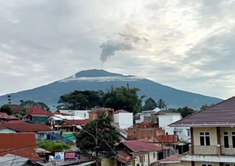 Indonesia volcano erupts mount ruang