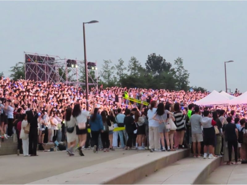 fans, lightsticks, crowd, kpop concert seoul