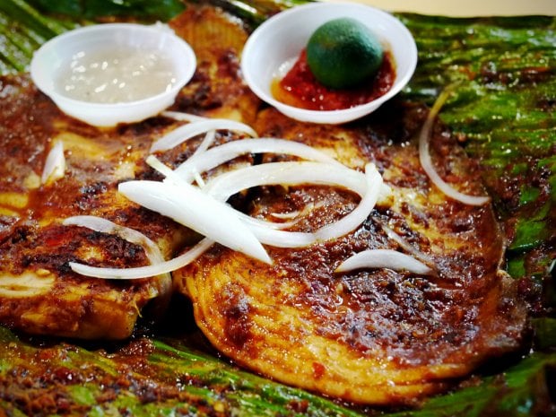 Món ăn ở Singapore: Cá đuối bbq