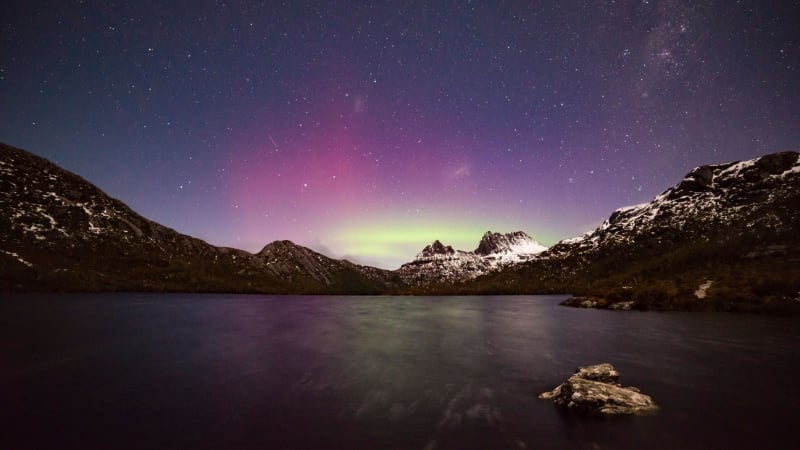 the southern lights over cradle mountain, tasmania