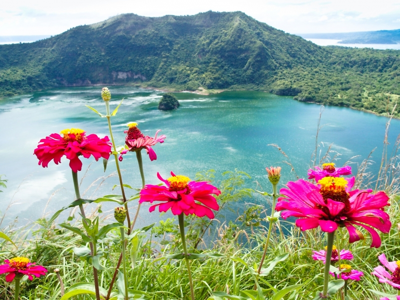 foreigners coming back philippines