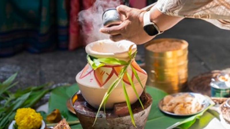 rice boiling during pongal