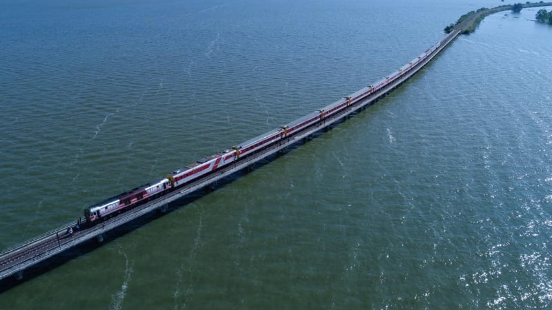 floating train in thailand