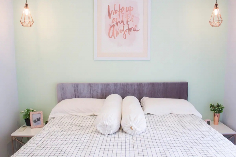 rose gold jakarta airbnb bedroom
