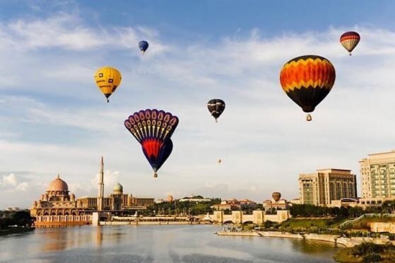 hot air balloons at skytrex park festival putrajaya