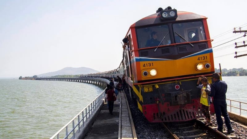 the train stops in the middle of the dam for 20 minutes for sightseeing