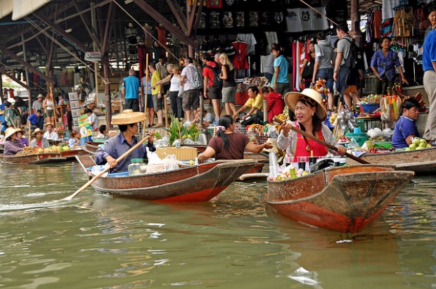 Chơi gì ở Thái Lan: Ghé thăm một chợ nổi ở Bangkok