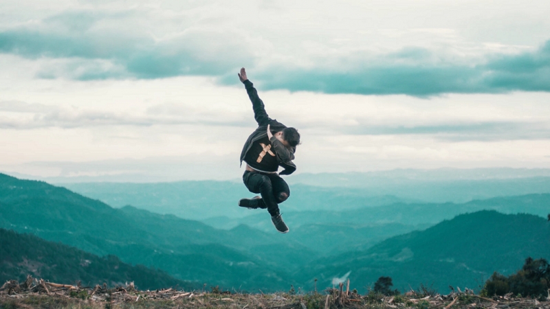 Trying srk's signature pose in himalaya inspired by hania amir #srk #s... |  TikTok