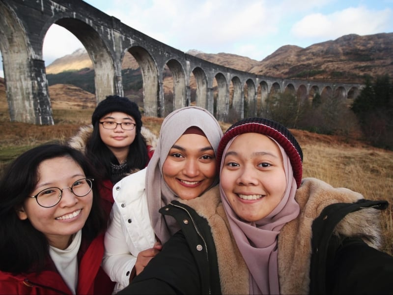 girls at glenfinnan viaduct harry potter bridge