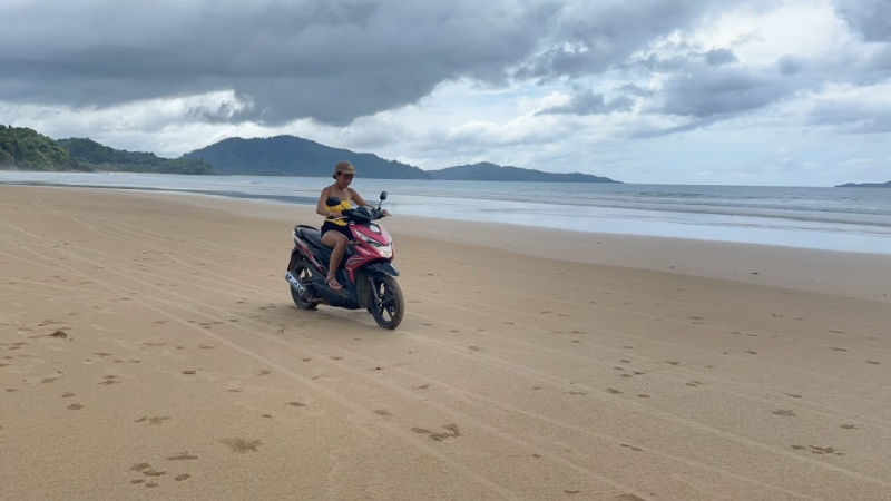 scooters beach el nido