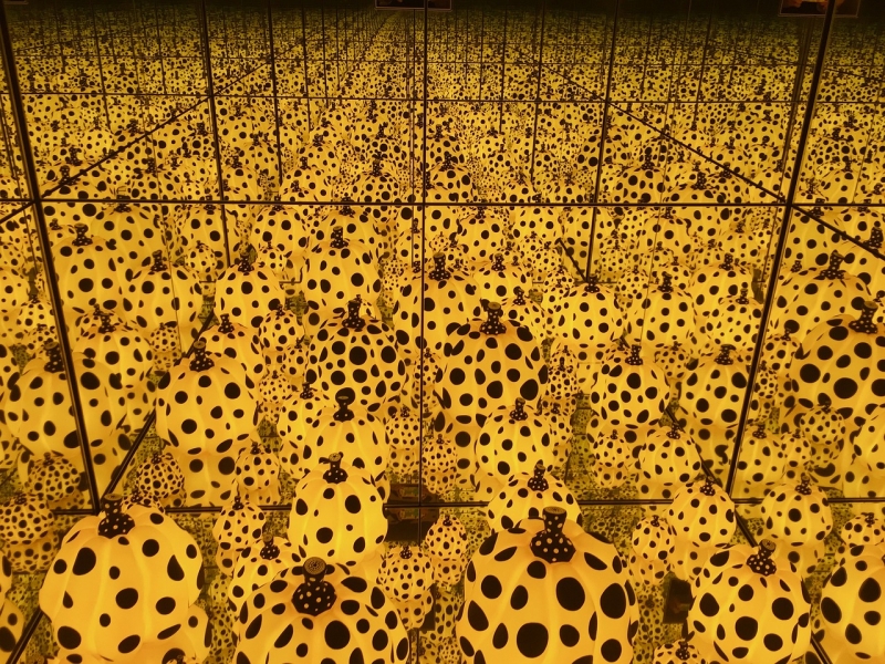 infinity mirror room: Spirits of the Pumpkins Descended into the Heavens