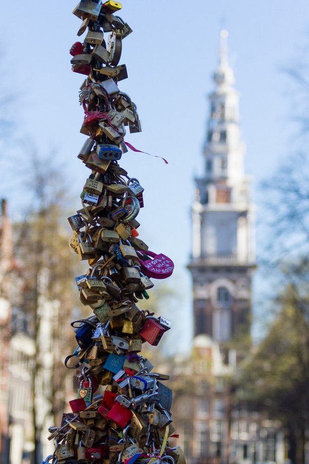 Locks of love' bridge in Paris evacuated after railing collapse