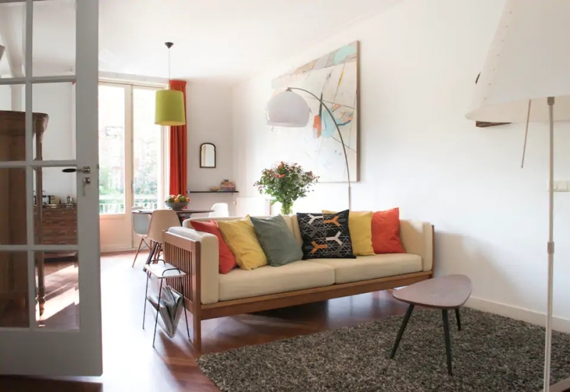 amsterdam airbnb in de pijp living room