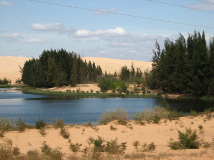 mui ne white sand dunes river